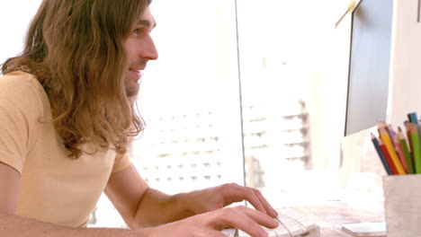 hipster feliz en su computadora