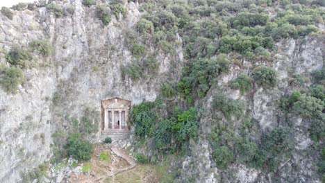 Restos-Arqueológicos-De-Las-Tumbas-Excavadas-En-La-Roca-Licia-En-Fethiye,-Turquía