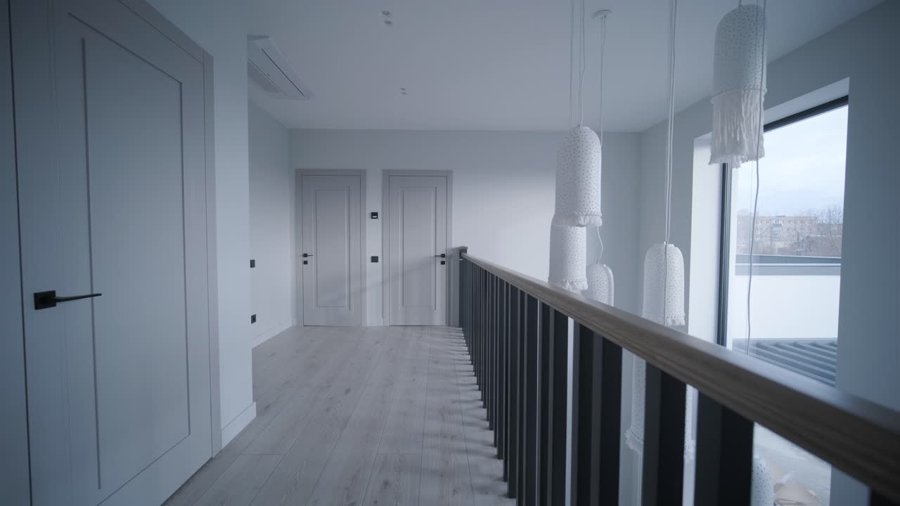 diseño interior escaleras de madera elegantes dentro de la casa con barandillas de madera modernas y paredes decoradas con lámparas de moda. escalera moderna o escalera en el interior de la casa moderna