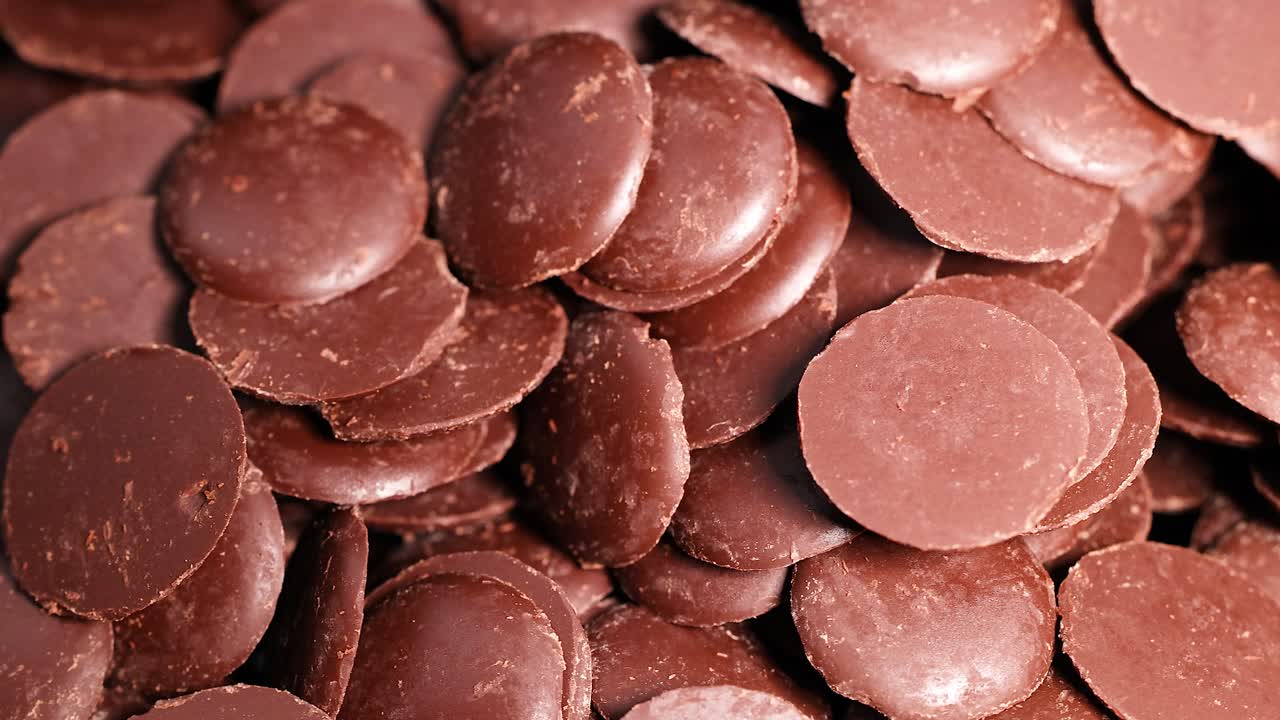 vista de cerca de los discos de chocolate en movimiento
