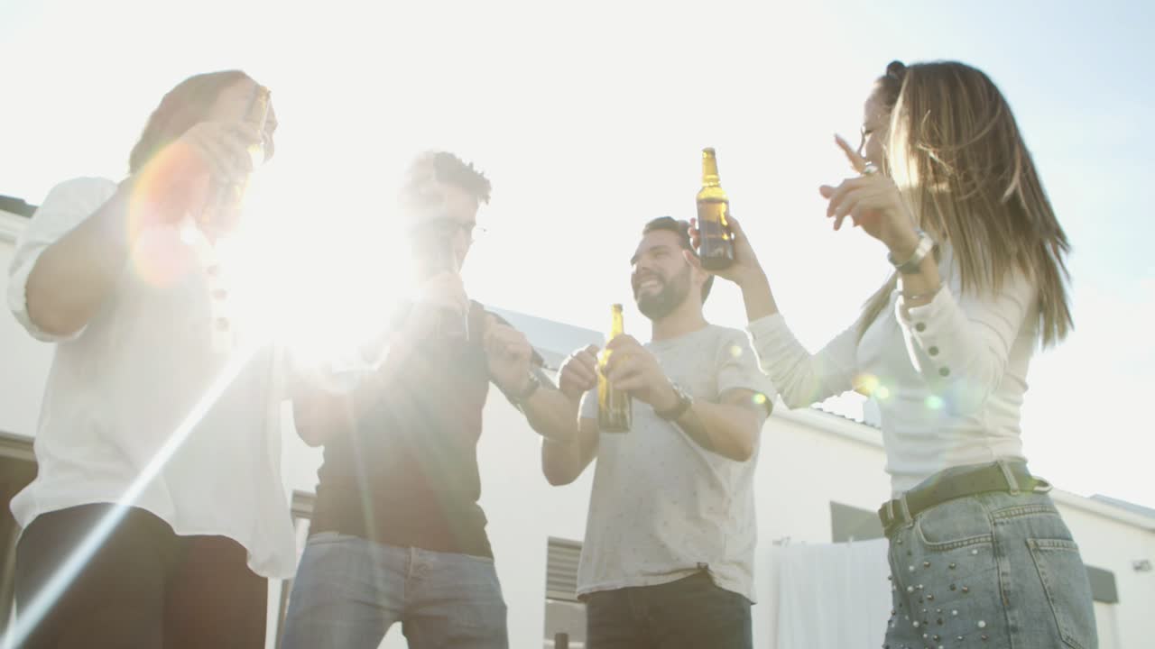 jóvenes alegres bailando con las manos en alto