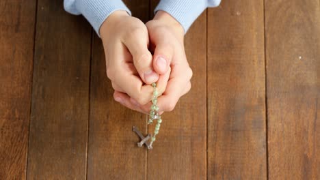 gebetende hände mit rosenkranz