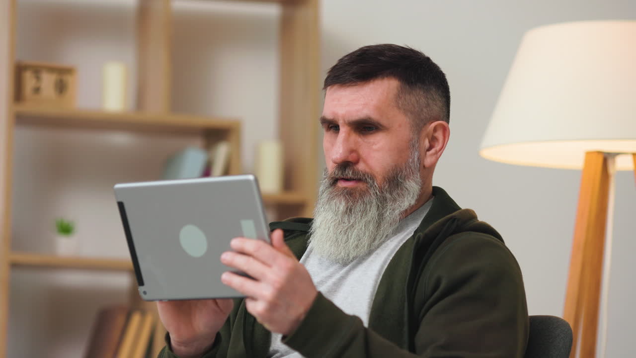 집에 있는 백인 남자