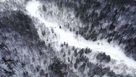río congelado cubierto de nieve sobrevolar