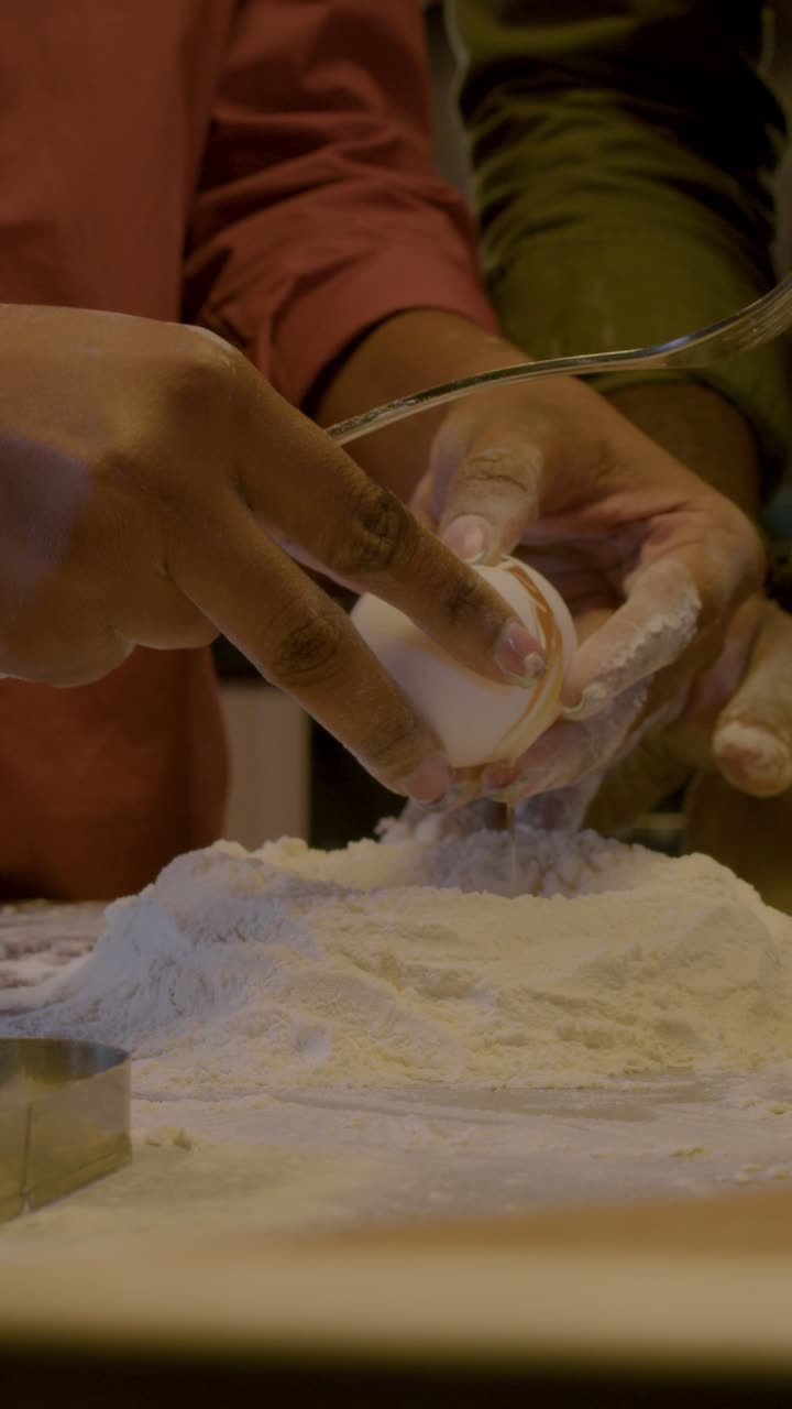 una pareja jugando en la cocina.