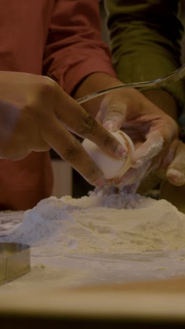 una pareja jugando en la cocina.