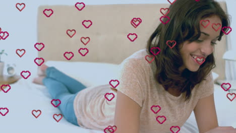 animación de corazones rojos sobre una feliz mujer biracial usando un teléfono inteligente