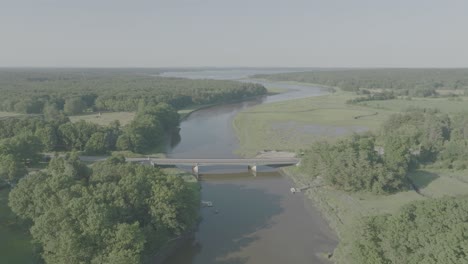 Grúa-Aérea-En-Ascenso-Disparó-Al-Puente,-Los-Automóviles-Y-El-Río-De-New-Hampshire