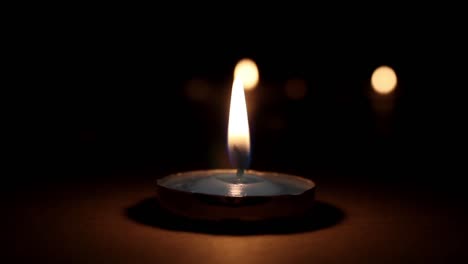 quemando velas por la noche