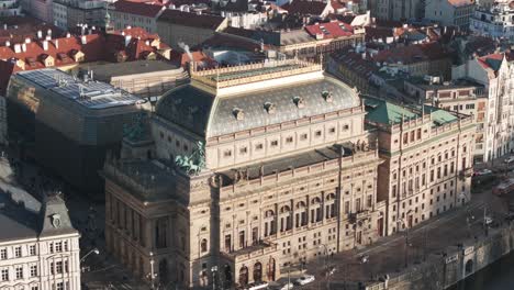 Vista-Aérea-Del-Teatro-Nacional-Cerca-De-La-Calle-River-Embankment,-Praga