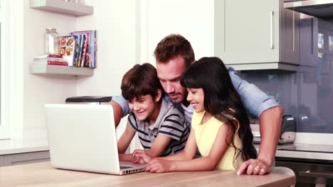Padre-Y-Sus-Hijos-Usando-Laptop