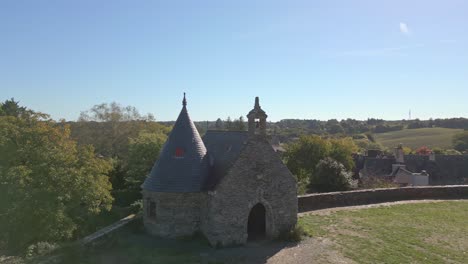 Capilla-De-San-Juan-En-El-Parque-Del-Castillo-De-Rochefort-En-Terre,-Bretaña-En-Francia