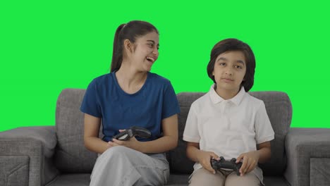 Niña-India-Se-Burla-De-Su-Hermano-Después-De-Ganar-La-Pantalla-Verde-De-Un-Videojuego