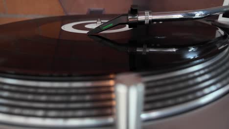 close up de un vinilo de música en un tocadiscos que se está tocando