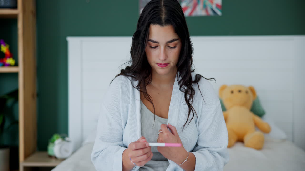 mujer mirando una prueba de embarazo