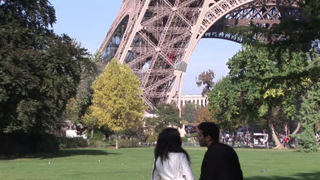 two people looking at eiffel tower