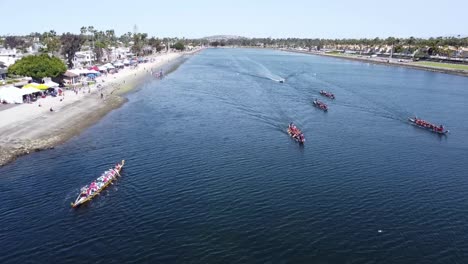 Vista-Aérea-De-La-Carrera-De-Botes-Dragón-Por-El-Canal-De-Agua