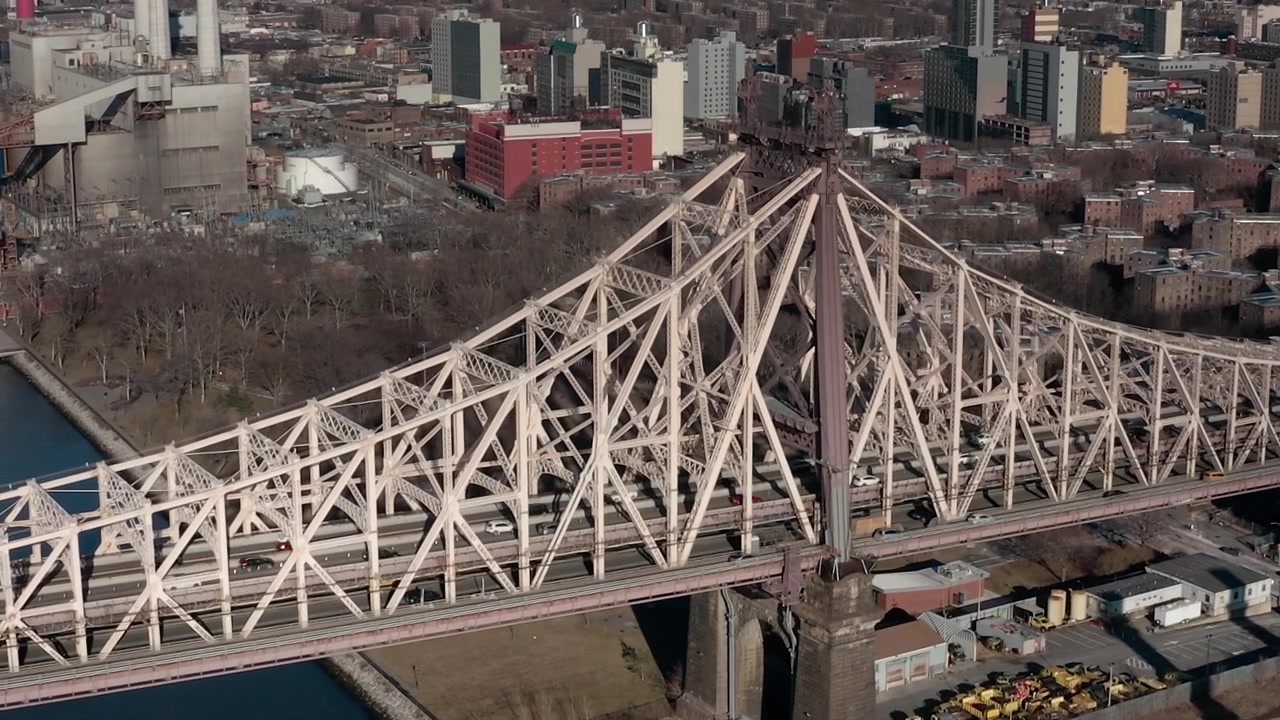 Esplorando il Queensboro Bridge di New York e il paesaggio urbano circostante