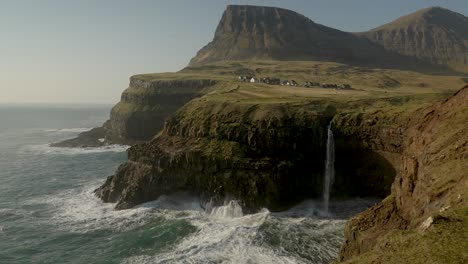 Blick-Auf-Das-Dorf-Gásadalur-Auf-Dem-Berggipfel-Und-Den-Wasserfall-Múlafossur-Auf-Der-Insel-Vágar-An-Sonnigen-Tagen