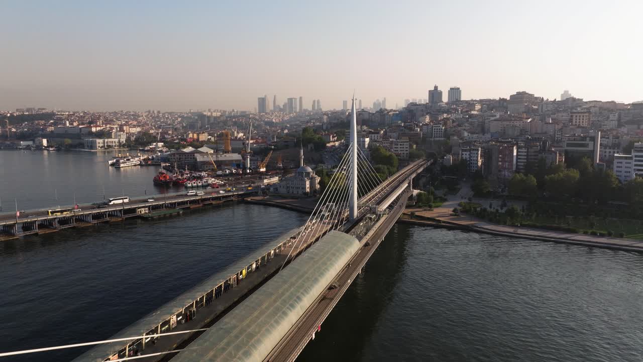 el retiro aéreo revela el puente de metro golden horn en estambul, turquía al amanecer