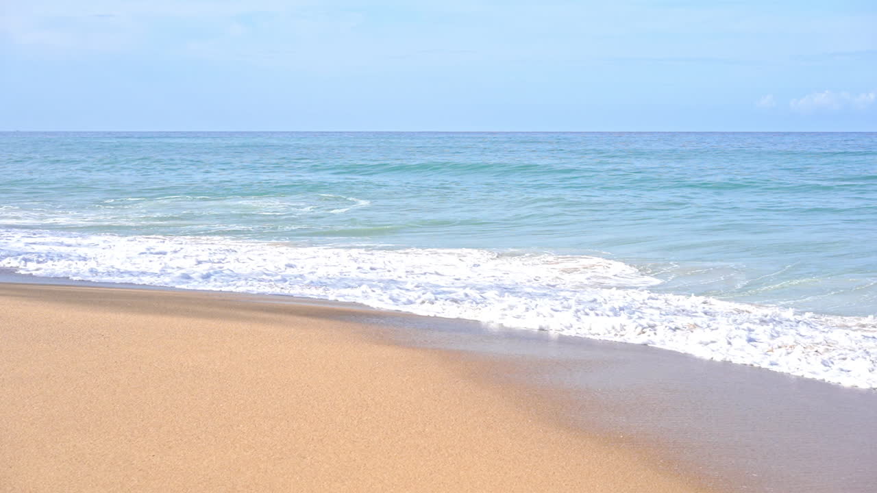모래에 부서지는 빈 해변과 열대 바다 파도, 풀 프레임 슬로우 모션