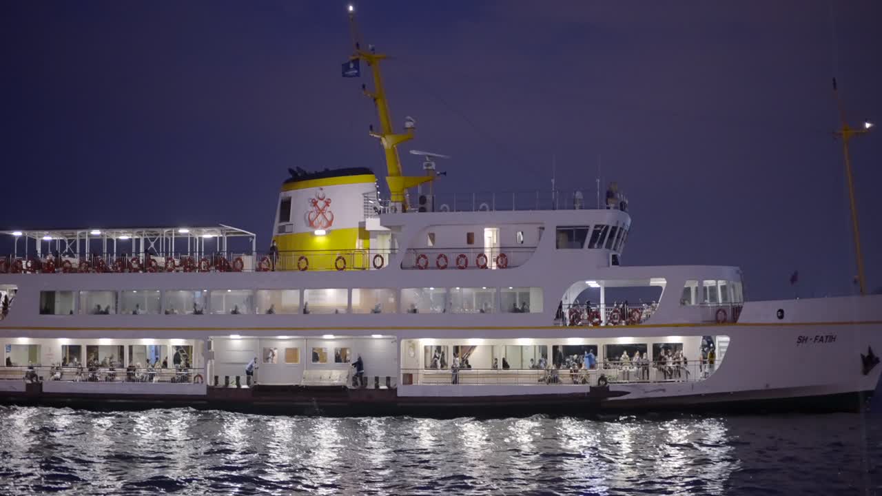 밤 에 이스탄불 에서 페리