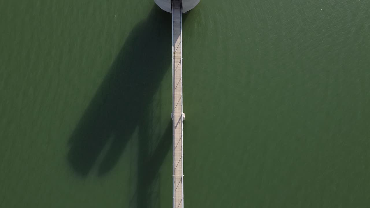 아스프로크렘모스 댐 관제탑의 모습