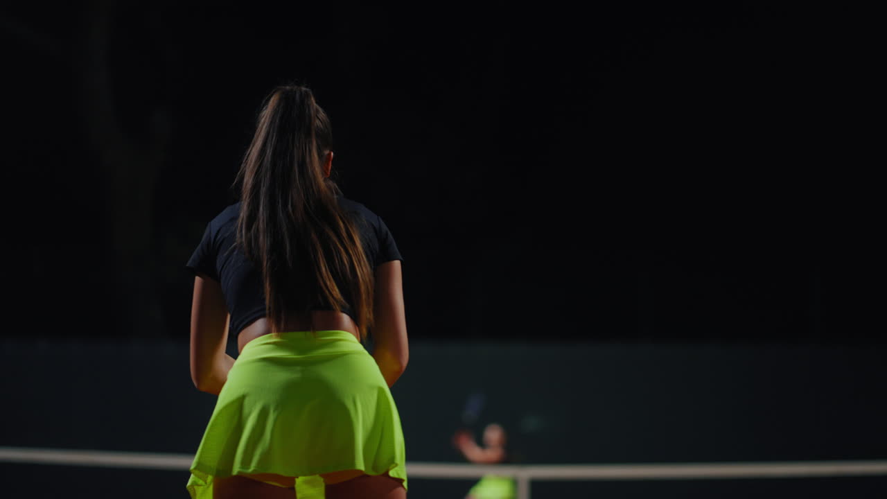 밤에 테니스를 하는 여자