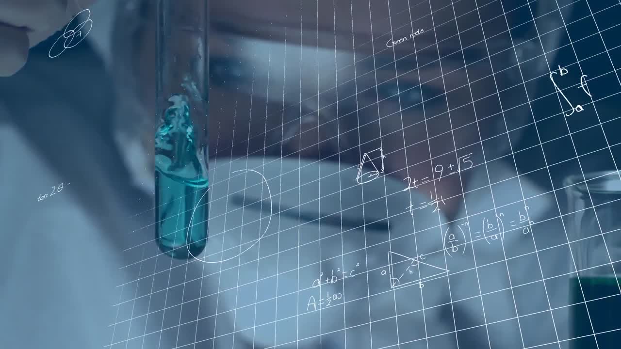 시험관을 들고 있는 여성 과학자 위에서 수학 방정식의 애니메이션