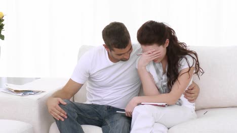 pareja en casa haciendo facturas domésticas