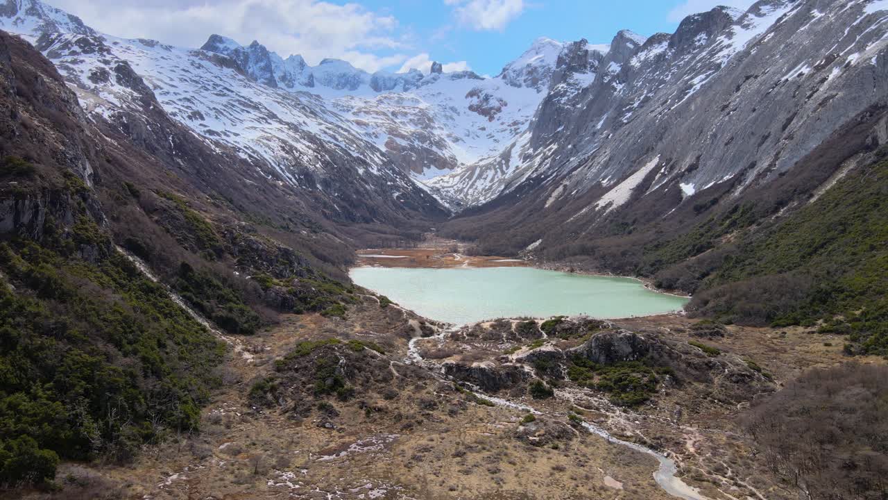disparo de avión no tripulado volando hacia y luego sobre la laguna esmeralda en tierra del fuego, argentina