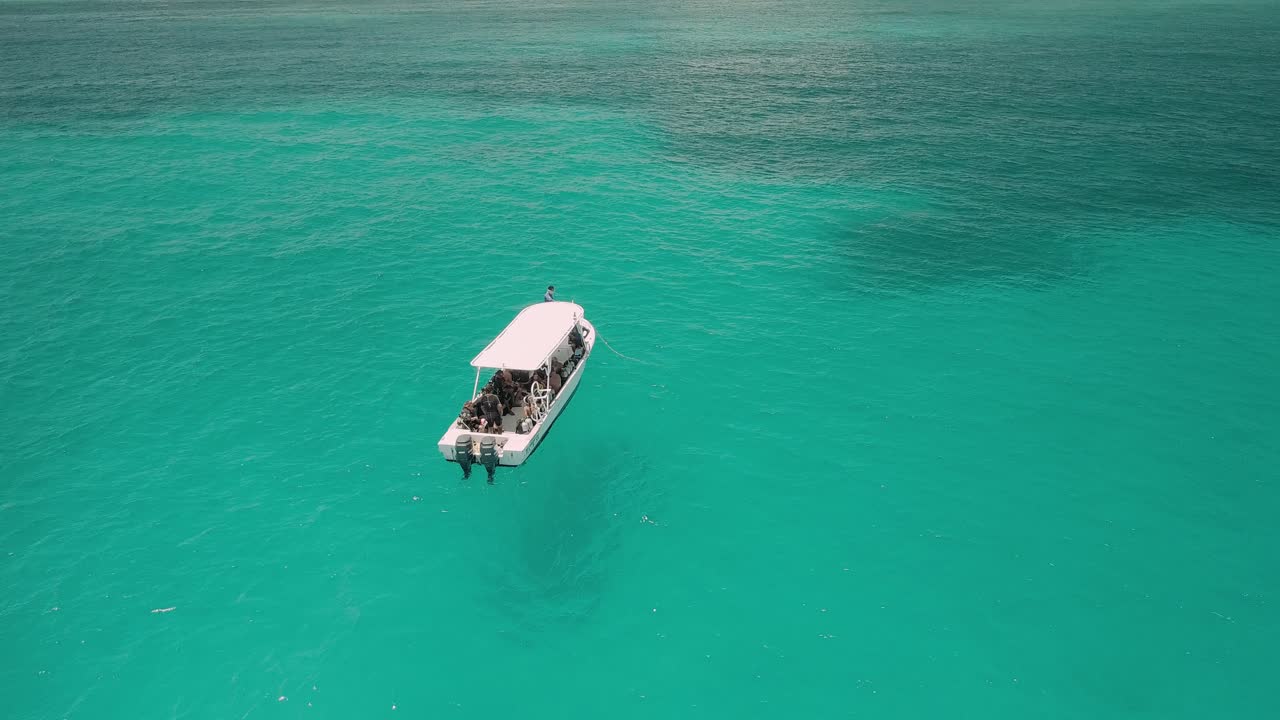 aéreo - barco turístico en las hermosas aguas turquesas de cancún, méxico