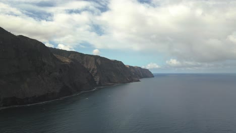 impresionantes acantilados en achada da cruz - isla de madeira - portugal - imágenes cinematográficas de drones en 4k