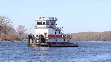 primer plano de una barcaza que baja por el río mississippi sin carga en el tiempo de otoño