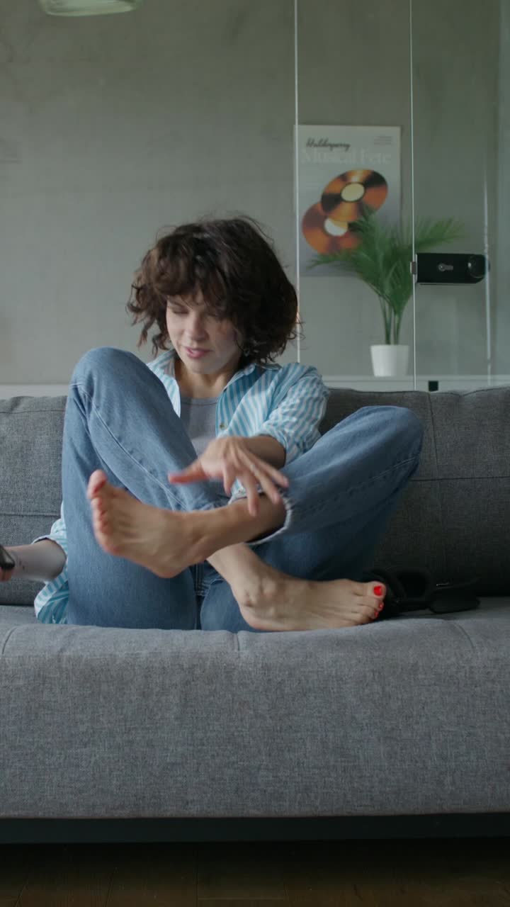 mujer relajándose en un sofá escuchando música