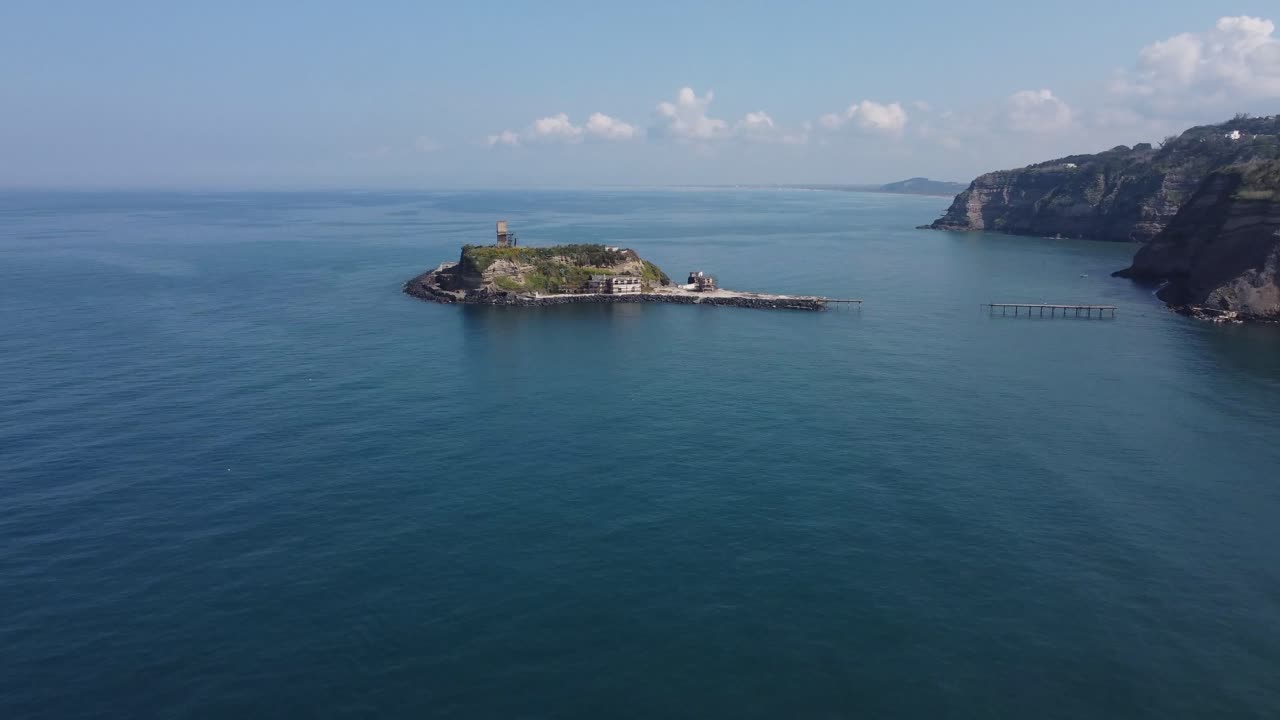 바다 위를 날아 버려진 섬으로