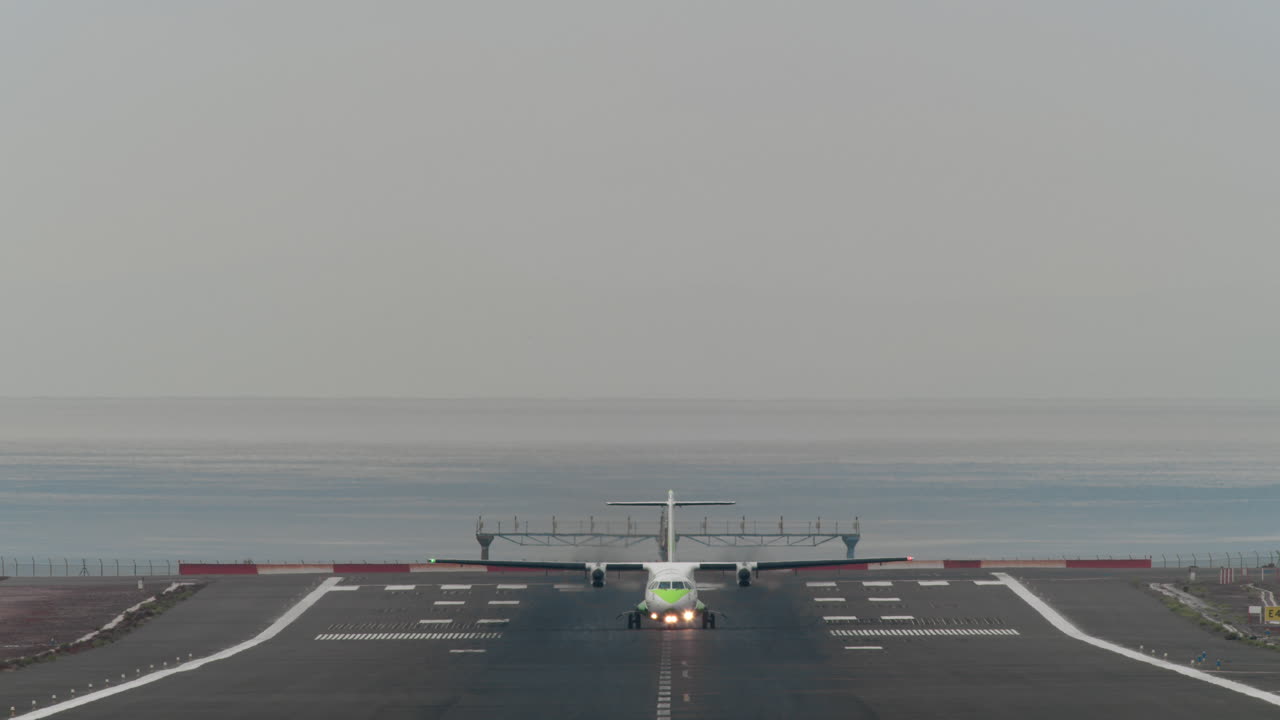 이륙 후 상승하는 비행기