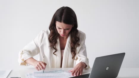 datos equivocados mujer nerviosa estresada meme de trabajo