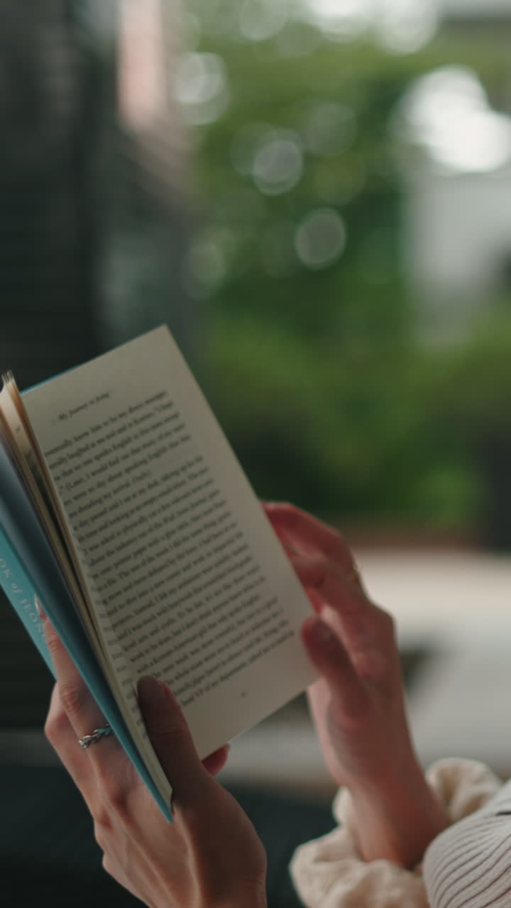 Junge Frau entspannt sich und liest ein Buch im Freien