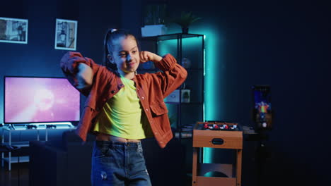 Fröhliches-Kind,-Das-An-Einem-Viralen-Tanztrend-Teilnimmt-Und-Ein-Video-Mit-Einem-Am-Stativstabilisator-Befestigten-Smartphone-Filmt