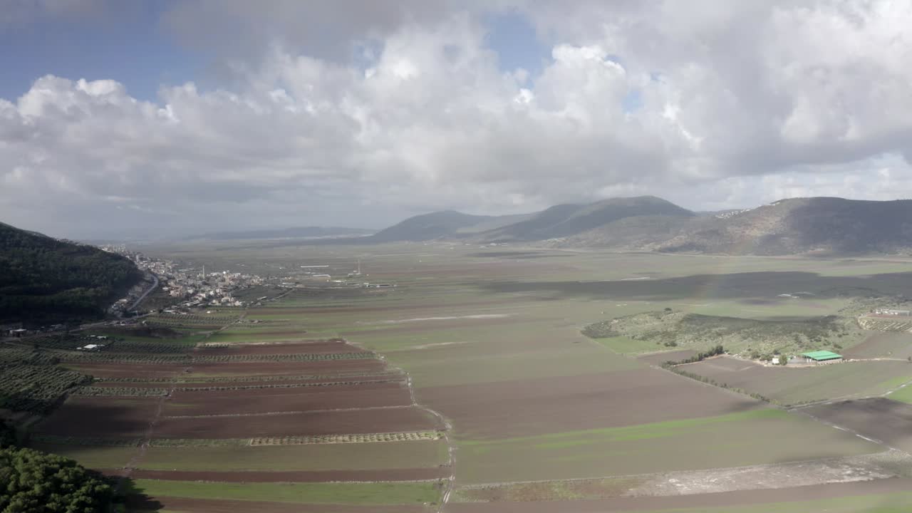 el valle de beit netofa con vista aérea del arco iris