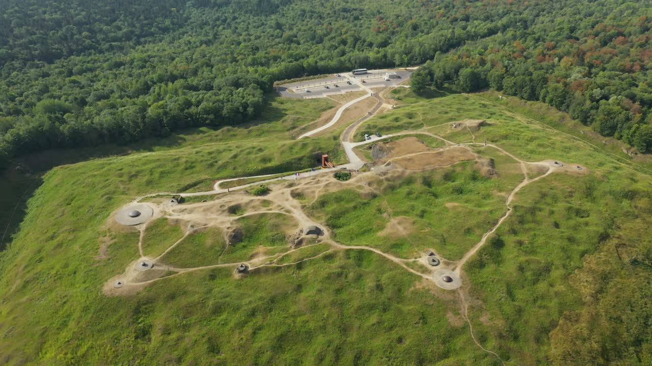 el fuerte de douaumont visto desde arriba en medio del campo y los bosques verdes hacia verdun, en el meuse, en lorraine en el gran este de francia, en verano y por avión no tripulado.