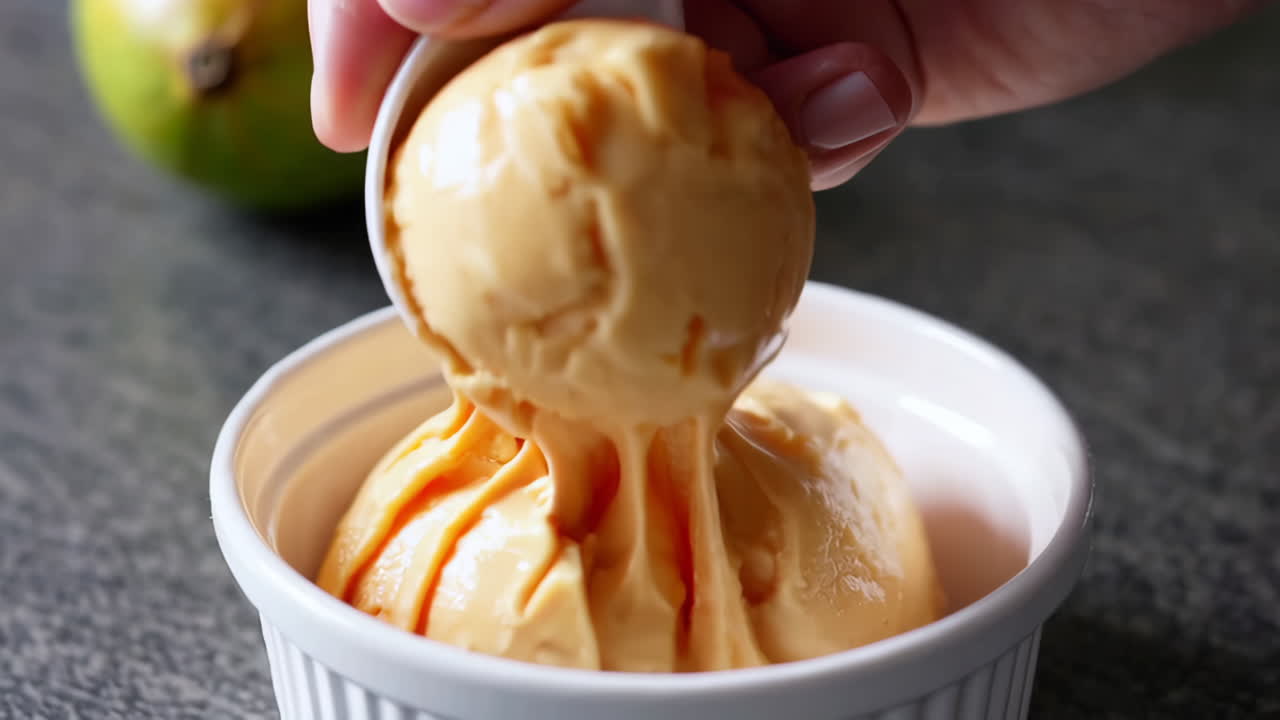 Servire gelato al mango