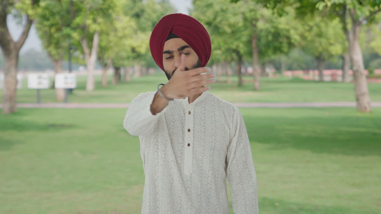 Uomo indiano Sikh arrabbiato che ferma qualcuno nel parco.