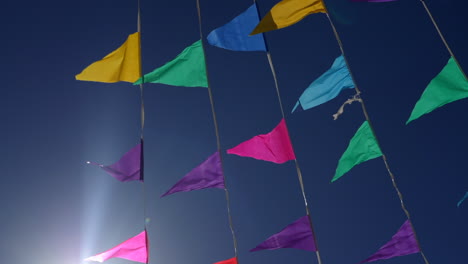 cadenas de banderas de colores en el cielo
