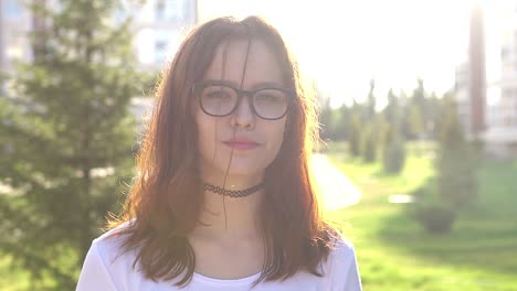 una mujer joven en el parque.