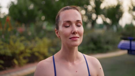 mujer meditando en un parque