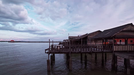 Casas-Toscas-Sobre-Pilotes-De-Madera-Con-Muelles-En-Un-Pueblo-Flotante-Junto-Al-Mar