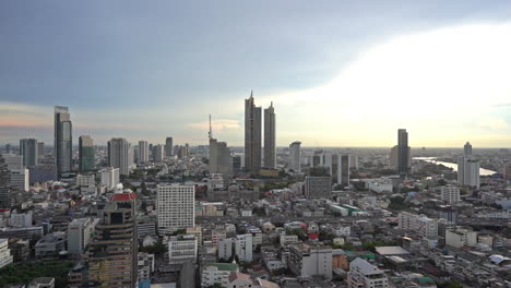 Schwenk-Von-Rechts-Nach-Links-über-Die-Stadt-Bangkok-Bei-Sonnenuntergang