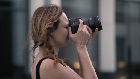 mujer tomando fotos en la ciudad